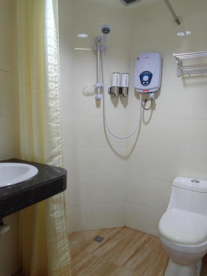 Super Oyo 90464 Borneo Suites Hotel Kota Kinabalu Exterior photo