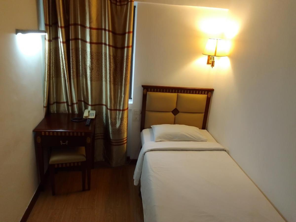 Super Oyo 90464 Borneo Suites Hotel Kota Kinabalu Exterior photo