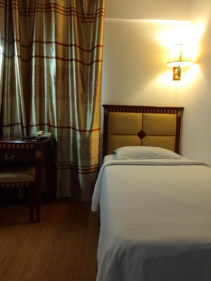 Super Oyo 90464 Borneo Suites Hotel Kota Kinabalu Exterior photo